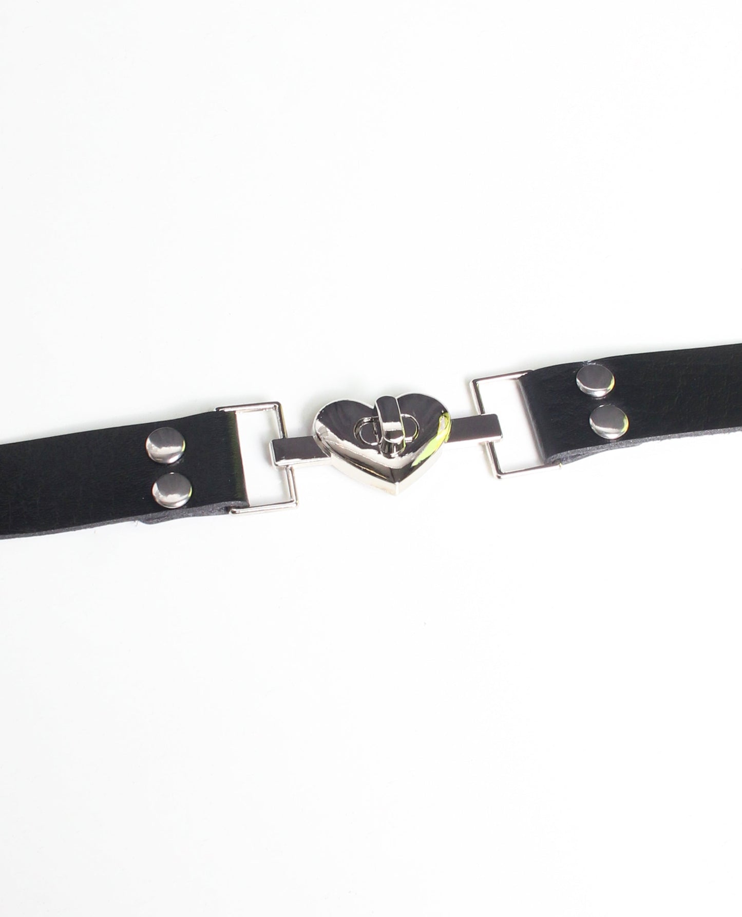 CLASP HEART COLLAR