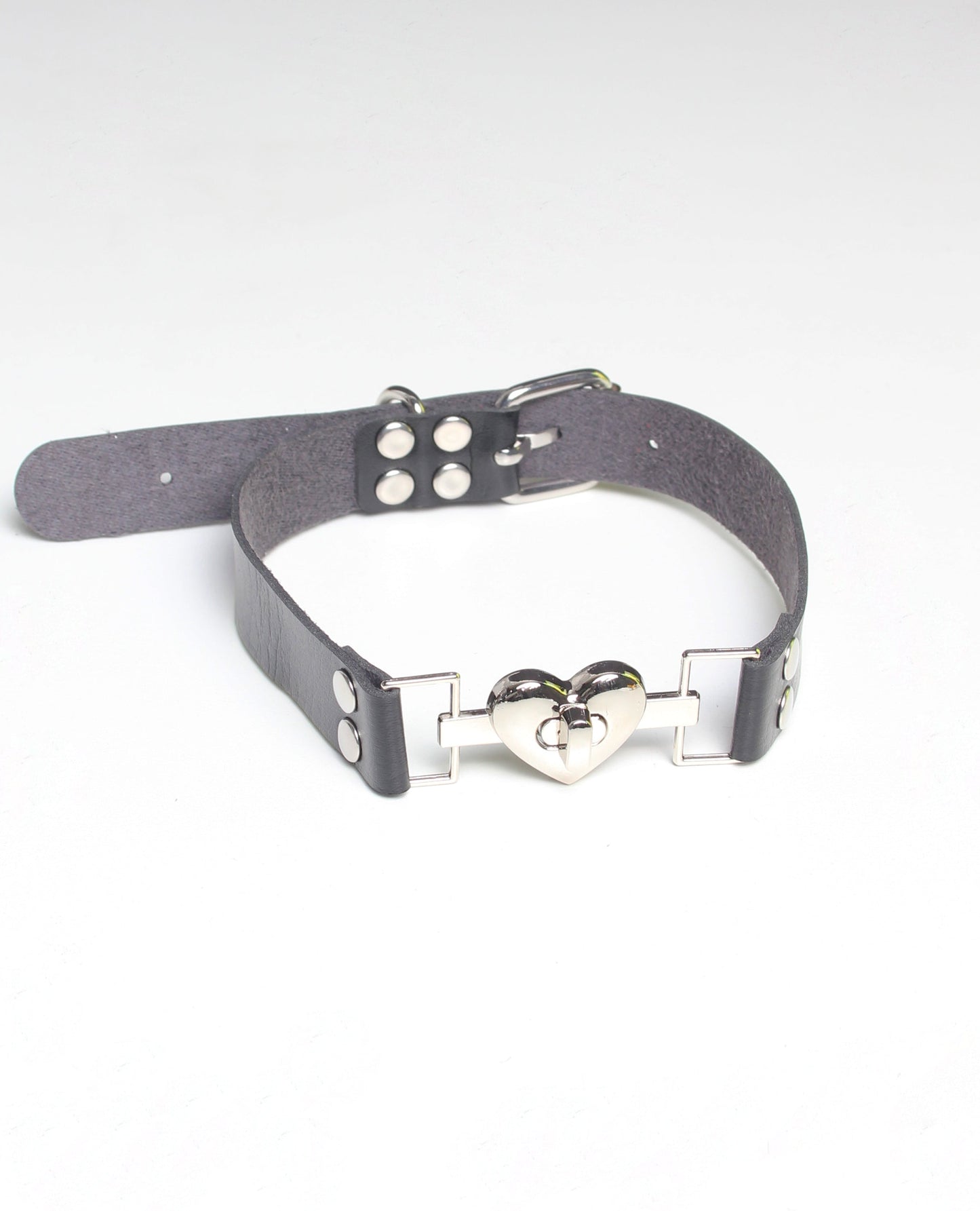 CLASP HEART COLLAR